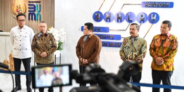 Terminal 2 Soekarno-Hatta dioptimalkan untuk layanan haji dan umroh direspon positif Menteri Perhubungan Dudy Purwagandhi. Hal ini disampaikan Menhub Dudy dalam rapat koordinasi bersama Menteri BUMN Erick Thohir dan Menteri Imigrasi dan Pemasyarakatan Agus Andrianto, di Kementerian BUMN, Jakarta, Jumat (14/3).