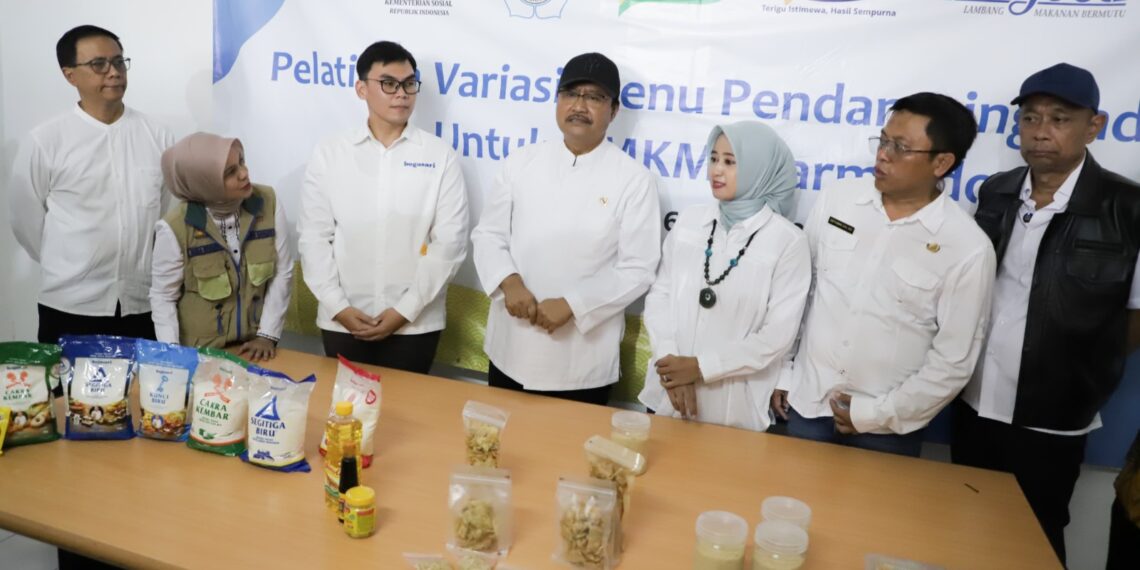 Menteri Sosial (Mensos) Saifullah Yusuf mengunjungi Pusat Kesejahteraan Sosial (Puskesos) "Tanginas" di Desa Cangkuang Wetan, Kecamatan Dayeuhkolot, Kabupaten Bandung, pada Jumat (7/3/2025).