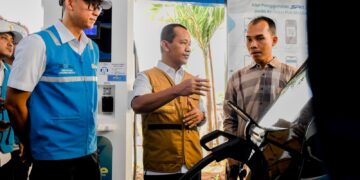 Menteri ESDM Bahlil Lahadalia menekankan pentingnya infrastruktur pendukung kendaraan listrik, terutama di tengah lonjakan jumlah pengguna yang diperkirakan akan terjadi selama arus mudik Lebaran. Untuk itu, pemerintah telah meminta PT Perusahaan Listrik Negara (PLN) untuk memperbanyak SPKLU, terutama di jalur-jalur strategis yang berpotensi menjadi titik padat pemudik.