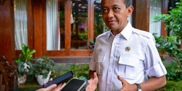 Menteri Energi dan Sumber Daya Mineral Bahlil Lahadalia menyampaikan keterangannya usai mengikuti rapat terbatas yang dipimpin oleh Presiden Prabowo di Hambalang, Kabupaten Bogor, pada Minggu, 16 Maret 2025. (Foto: BPMI Setpres)