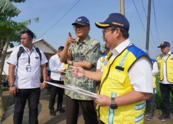 Menteri Pekerjaan Umum Dody Hanggodo mengunjungi wilayah terdampak banjir di Karangligar, Karawang, pada Kamis (6/3).