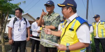 Menteri Pekerjaan Umum Dody Hanggodo mengunjungi wilayah terdampak banjir di Karangligar, Karawang, pada Kamis (6/3).