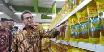 Menteri Perdagangan, Budi Santoso mengunjungi pasar swalayan Tip Top dalam program promosi belanja Friday Mubarak di Jakarta, Jumat (7 Mar).