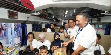 Asisten Deputi Bidang Tanggung Jawab Sosial dan Lingkungan KBUMN, Edi Eko Cahyono, General Manager PLN UID Jakarta Raya: Lasiran dan Vice President TJSL PLN Pusat, Prima Ardhanie menyerahkan bingkisan kepada pemudik dalam program Mudik ASyik PLN Mobile 2025 (27/3).