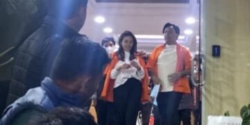 Artis Nikita Mirzani dan Asistennya menuju ruang tahanan.(Foto:Istimewa).