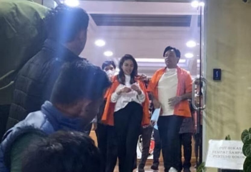 Artis Nikita Mirzani dan Asistennya menuju ruang tahanan.(Foto:Istimewa).