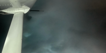 Foto : Tim OMC BNPB melakukan penerbangan malam pada Sabtu (15/3) dengan menyemaikan 1.000 kg NaCal ke wilayah Perairan Timur Laut dari Jawa Barat. (TIM OMC BNPB)