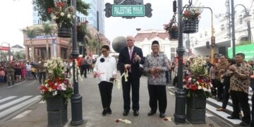 Palestine Walk pertama kali diresmikan pada 13 Oktober 2018 oleh Menteri Luar Negeri RI saat itu, Retno Marsudi, bersama Menteri Luar Negeri Palestina, Dr. Riad Malki, serta Wali Kota Bandung saat itu, Almarhum Oded M. Danial. Peresmian ini merupakan bagian dari Indonesian Solidarity Week for Palestine yang diselenggarakan oleh Kementerian Luar Negeri RI pada 13-17 Oktober 2018. Keberadaan Palestine Walk mendapatkan perhatian dunia internasional dan kini menjadi simbol nyata komitmen Indonesia dalam memperjuangkan hak-hak rakyat Palestina.