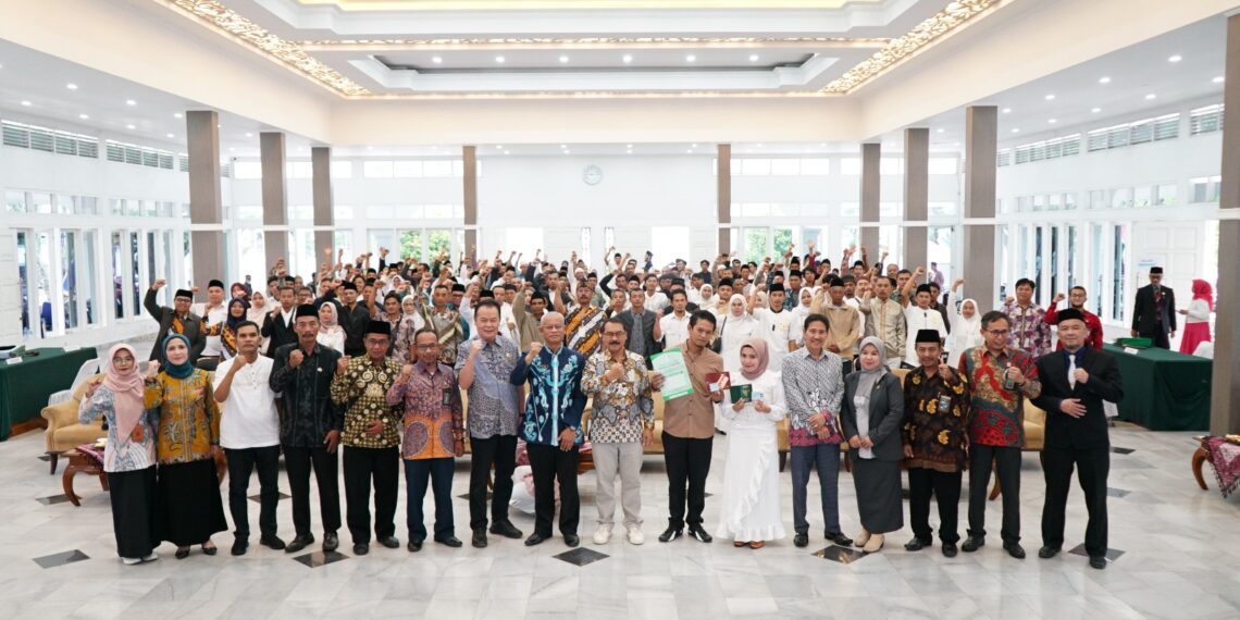 50 pasangan peserta Sidang Isbat Nikah Terpadu di Kabupaten Garut menjalani sidang di hadapan majelis hakim di Gedung Pendopo, Kecamatan Garut Kota, Jumat (28/2/2025). Kegiatan ini merupakan upaya Pemkab Garut bekerja sama dengan Pengadilan Agama untuk memberikan kepastian hukum bagi pasangan yang pernikahannya belum tercatat di KUA. (Foto: Muhamad Azi Zulhakim/ Diskominfo Kab. Garut).