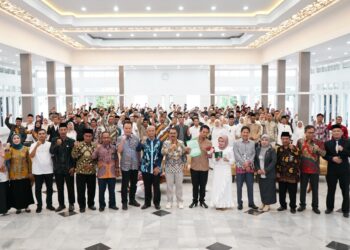 50 pasangan peserta Sidang Isbat Nikah Terpadu di Kabupaten Garut menjalani sidang di hadapan majelis hakim di Gedung Pendopo, Kecamatan Garut Kota, Jumat (28/2/2025). Kegiatan ini merupakan upaya Pemkab Garut bekerja sama dengan Pengadilan Agama untuk memberikan kepastian hukum bagi pasangan yang pernikahannya belum tercatat di KUA. (Foto: Muhamad Azi Zulhakim/ Diskominfo Kab. Garut).