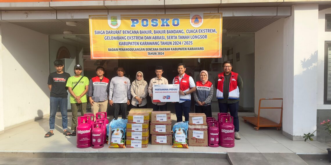 Pertamina Patra Niaga Regional Jawa Bagian Barat melalui Sales Area Karawang dan Fuel Terminal Cikampek menyalurkan bantuan kepada korban banjir bertempat di Posko Siaga Darurat Bencana Banjir, Banjir Bandang, Cuaca Ekstrem, Gelombang Ekstrem, serta Tanah Longsor Kabupaten Karawang pada Jumat (7/3). Bantuan diterima langsung oleh Kepala Pelaksana BPBD Karawang, Mahpudin.