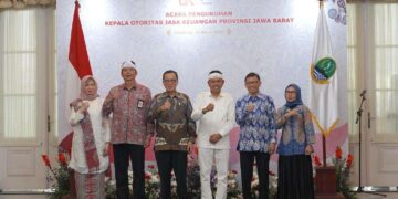 Otoritas Jasa Keuangan (OJK) terus memperkuat tugas dan fungsinya di daerah dengan melantik Darwisman sebagai Kepala OJK Provinsi Jawa Barat. Darwisman menggantikan pejabat sebelumnya, Imansyah, yang telah memasuki masa purnabakti. Pengukuhan tersebut berlangsung di Gedung Pakuan, pada Selasa (25/3/2025), dan dihadiri oleh Kepala Eksekutif Pengawas Perbankan OJK, Dian Ediana Rae, Gubernur Jawa Barat Dedi Mulyadi, jajaran Forkompinda Jawa Barat, serta perwakilan industri jasa keuangan di wilayah tersebut.