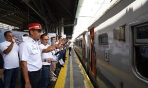 Jajaran Manajemen PLN bersama Kementerian BUMN melepas para pemudik dalam program Mudik Asyik PLN Mobile 2025 (27/3).