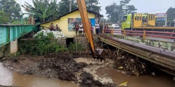 Pengerukan sedimen Sungai Cimande di Desa Cihanjuang, Kecamatan Cimanggung, Kabupaten Sumedang, dimulai sejak Kamis (27/2/2025)