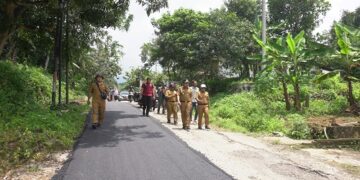 Bupati Sumedang, Dony Ahmad Munir, meninjau langsung perbaikan jalan Conggeang-Ujungjaya di Desa Cacaban, Kecamatan Conggeang, pada Senin (24/3/2025).