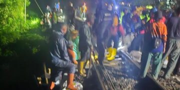 Perbaikan rel kereta api.