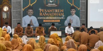 Pemerintah Kabupaten Sumedang menggelar Pesantren Ramadan bagi Aparatur Sipil Negara (ASN) di Masjid Al Kamil, Pusat Pemerintahan Sumedang (PPS), pada Senin (10/3/2025).