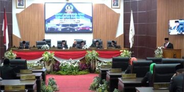 Bupati Sumedang, Dony Ahmad Munir, menyampaikan pidato politik dalam Rapat Paripurna di DPRD Sumedang pada Senin, 3 Februari 2025.
