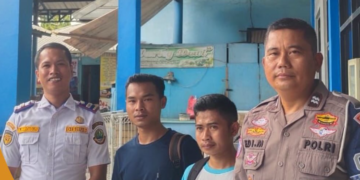 Dua warga, Deni dan Rohmat, dibantu Polisi untuk pulang ke rumah.