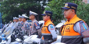 Kapolres Metro Bekasi Kombes Pol Mustofa memimpin upacara Apel Ketupat Jaya tahun 2025 dalam pengamanan mudik lebaran yang berlangsung di Lapangan Polres Metro Bekasi pada Kamis (20/3/2025). Foto : Humas Polres Metro Bekasi.