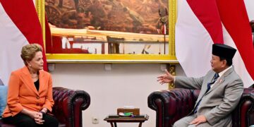 Presiden Prabowo Subianto mengumumkan keputusan resmi Indonesia untuk bergabung sebagai anggota New Development Bank (NDB) dalam pertemuan dengan Presiden NDB Dilma Vana Rousseff di Istana Merdeka, Jakarta, Selasa (25/03/2025).