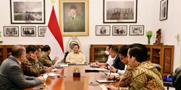Presiden Prabowo Subianto memimpin rapat terbatas bersama sejumlah Menteri Kabinet Merah Putih di Istana Merdeka, Jakarta, pada Jumat (07/03/2025), yang membahas rencana pembentukan Koperasi Desa Merah Putih.