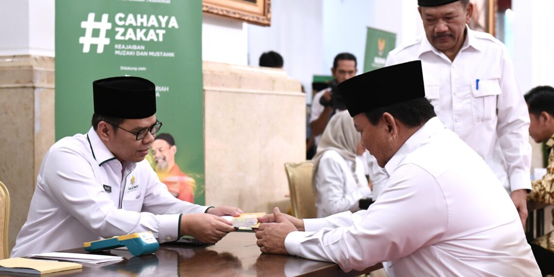 Presiden Prabowo Subianto menyerahkan zakat kepada Badan Amil Zakat Nasional (BAZNAS) yang digelar di Istana Negara, Jakarta, Kamis (27/03/2025).