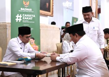 Presiden Prabowo Subianto menyerahkan zakat kepada Badan Amil Zakat Nasional (BAZNAS) yang digelar di Istana Negara, Jakarta, Kamis (27/03/2025).