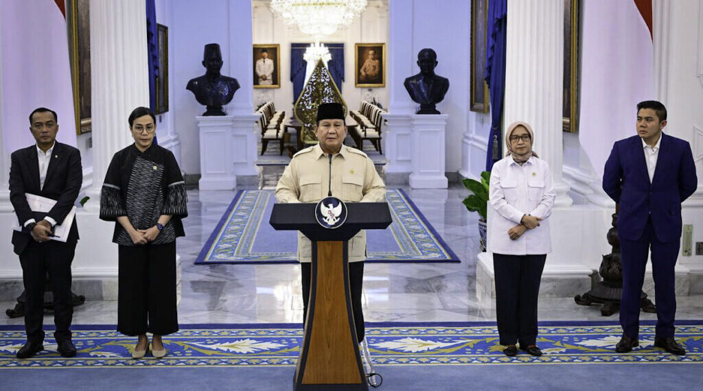 Presiden Prabowo Subianto menyampaikan keterangan pers terkait kebijakan pemberian THR dan Gaji ke-13 bagi Aparatur Negara, termasuk ASN, PPPK, Hakim, prajurit TNI-Polri, serta para pensiunan di Istana Merdeka, Jakarta, pada Selasa, 11 Maret 2025. (Foto: BPMI Setpres)