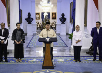 Presiden Prabowo Subianto menyampaikan keterangan pers terkait kebijakan pemberian THR dan Gaji ke-13 bagi Aparatur Negara, termasuk ASN, PPPK, Hakim, prajurit TNI-Polri, serta para pensiunan di Istana Merdeka, Jakarta, pada Selasa, 11 Maret 2025. (Foto: BPMI Setpres)