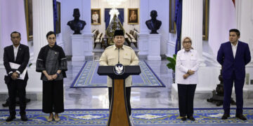 Presiden Prabowo Subianto menyampaikan keterangan pers terkait kebijakan pemberian THR dan Gaji ke-13 bagi Aparatur Negara, termasuk ASN, PPPK, Hakim, prajurit TNI-Polri, serta para pensiunan di Istana Merdeka, Jakarta, pada Selasa, 11 Maret 2025. (Foto: BPMI Setpres)