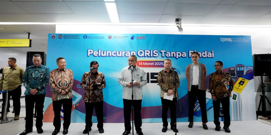 Bank Indonesia (BI), Kementerian Koordinator Bidang Infrastruktur dan Pembangunan Kewilayahan, Kementerian Perhubungan, dan Pemerintah DKI Jakarta pada hari ini, Jumat (14/3), secara resmi meluncurkan QRIS Tanpa Pindai (QRIS TAP) yang merupakan inovasi dalam sistem pembayaran digital.