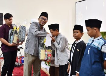 Kilang RU VI Balongan memberikan santuan kepada anak yatim di sekitar area kilang. (Dok. Istimewa)