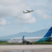 Pesawat jet terbang di bandara,garuda indonesia