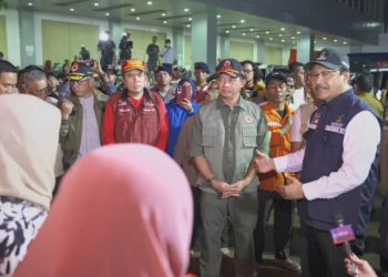 Kepala BNPB Letjen TNI Dr. Suharyanto bersama Menteri Sosial Saifullah Yusuf meninjau pos pengungsian warga terdampak banjir di Gudang Logistik BNPB Jatiasih, Kota Bekasi, Jawa Barat, Selasa (4/3). (Bidang Komunikasi Kebencanaan/Ignatius Toto Satrio)