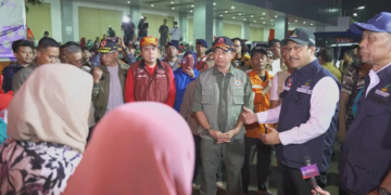 Kepala BNPB Letjen TNI Dr. Suharyanto bersama Menteri Sosial Saifullah Yusuf meninjau pos pengungsian warga terdampak banjir di Gudang Logistik BNPB Jatiasih, Kota Bekasi, Jawa Barat, Selasa (4/3). (Bidang Komunikasi Kebencanaan/Ignatius Toto Satrio)