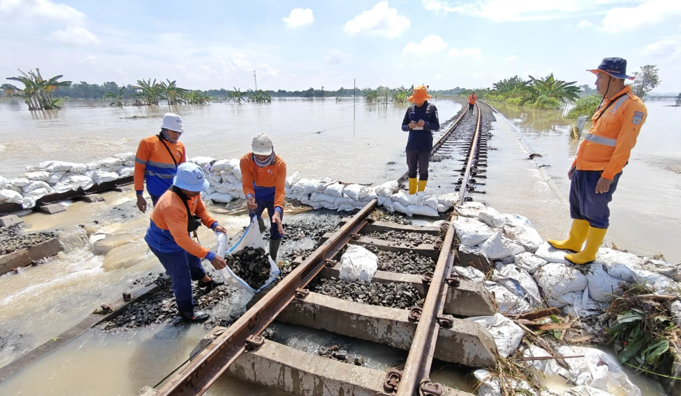 Jalur kereta api antara Stasiun Gubug – Stasiun Karangjati yang berada di Kabupaten Grobogan kembali dilakukan penutupan pada Minggu, 9 Maret 2025 mulai pukul 05.27 WIB. Hal itu dilakukan akibat meluapnya kembali Sungai Tuntang yang terjadi sejak Sabtu (8/3) malam dan menggenangi jalur kereta api lintas antara Semarang – Surabaya Pasar Turi tersebut.