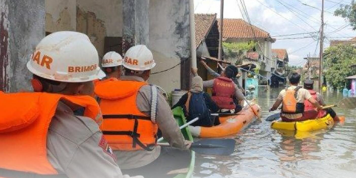 Tim SAR Batalyon A Pelopor Satuan Brimob Polda Jawa Barat dikerahkan untuk melakukan patroli serta evakuasi warga yang terdampak banjir di Dayeuhkolot.