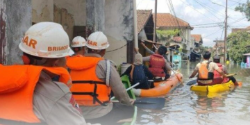 Tim SAR Batalyon A Pelopor Satuan Brimob Polda Jawa Barat dikerahkan untuk melakukan patroli serta evakuasi warga yang terdampak banjir di Dayeuhkolot.