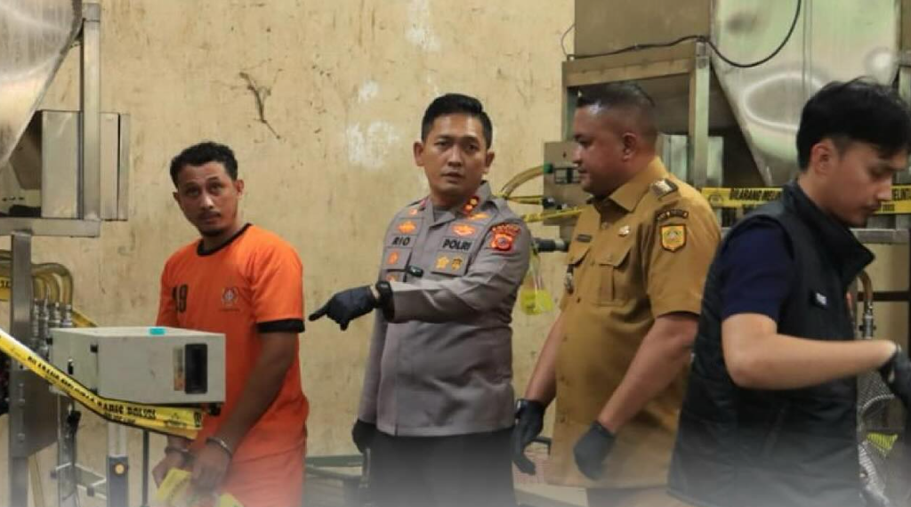 Kapolres Bogor, AKBP Rio Wahyu Anggoro bersama jajaran dan Bupati Bogor Rudy Susmanto melakukan inspeksi mendadak (sidak) di sebuah pabrik minyak goreng di Desa Cijujung, Kecamatan Sukaraja, Kabupaten Bogor. Dalam sidak tersebut, pihak kepolisian mengungkap praktik ilegal pengemasan ulang minyak goreng curah yang dikemas menyerupai merek “Minyakita” tanpa izin resmi.