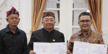 Pemerintah Kabupaten (Pemkab) Garut dan PT Bank Pembangunan Daerah Jawa Barat dan Banten, Tbk. (Bank BJB) Cabang Garut menandatangani Nota Kesepahaman (MoU) tentang Penyediaan dan Pemanfaatan Jasa Layanan Perbankan. Penandatanganan ini berlangsung di Ruang Rapat Pamengkang, Kecamatan Garut Kota, Kabupaten Garut, Kamis (20/3/2025).
