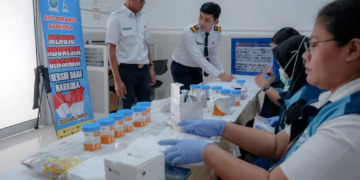 KAI memperkuat komitmennya terhadap keselamatan perjalanan dengan melakukan tes urine secara acak bagi Awak Sarana Perkeretaapian (ASP) di berbagai wilayah kerja Daerah Operasi dan Divisi Regional di Pulau Jawa dan Sumatera.