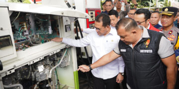 Menteri Perdagangan, Budi Santoso memimpin ekspose hasil pengawasan pompa ukur bahan bakar minyak (BBM) yang tidak sesuai ketentuan di stasiun pengisian bahan bakar umum (SPBU) yang terletak di Kabupaten Bogor, Jawa Barat, Rabu (19 Maret 2025).(Foto: Humas Kemendag)