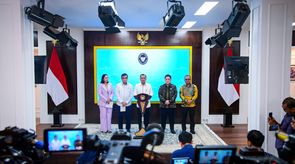 Menteri Sekretaris Negara Prasetyo Hadi beserta menteri dan pihak terkait menyampaikan keterangan pers terkait Sritex di Istana Kepresidenan Jakarta pada Senin, 3 Maret 2025. (Foto: BPMI Setpres)