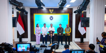 Menteri Sekretaris Negara Prasetyo Hadi beserta menteri dan pihak terkait menyampaikan keterangan pers terkait Sritex di Istana Kepresidenan Jakarta pada Senin, 3 Maret 2025. (Foto: BPMI Setpres)
