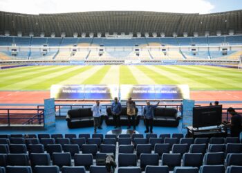 Stadion Gelora Bandung Lautan Api (GBLA) resmi diresmikan oleh Presiden Republik Indonesia, Prabowo Subianto, pada Senin, 17 Maret 2025, sebagai bagian dari peresmian serentak 17 stadion berstandar internasional yang tersebar di berbagai daerah di Indonesia. Peresmian utama dilakukan di Stadion Gelora Delta, Sidoarjo, Jawa Timur, sementara titik-titik lainnya mengikuti acara secara daring dan mendengarkan arahan langsung dari Presiden.