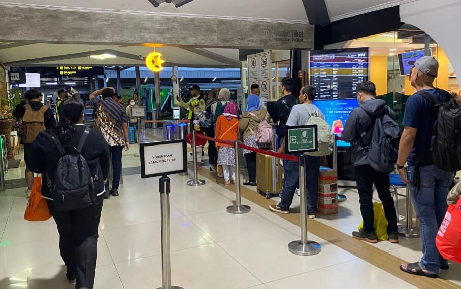 Pemeriksaan tiket penumpang di Stasiun Bandung.(Foto:Istimewa).