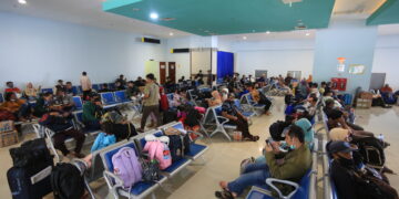 Suasana di ruang tunggu pelabuhan