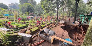 Pemerintah Kota Bandung bergerak cepat untuk menangani longsor yang terjadi di Tempat Pemakaman Umum (TPU) Nagrog, Kecamatan Ujungberung, akibat hujan lebat pada Sabtu, 8 Maret 2025.