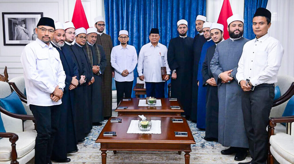 Presiden Prabowo Subianto menerima kunjungan Ustaz Adi Hidayat bersama sejumlah perwakilan dari Universitas Al Azhar Kairo di Ruang Majelis, lingkungan Istana Kepresidenan Jakarta, pada Jumat, 21 Maret 2025. (Foto: BPMI Setpres)
